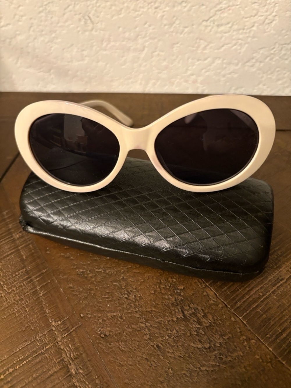 White Oval Vintage-Style Women's Sunglasses